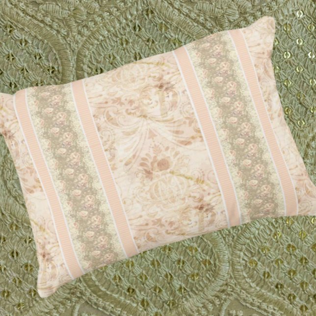 Vintage verblasster Damast Blumen Script  Dekokissen (Vintage faded damask and floral)