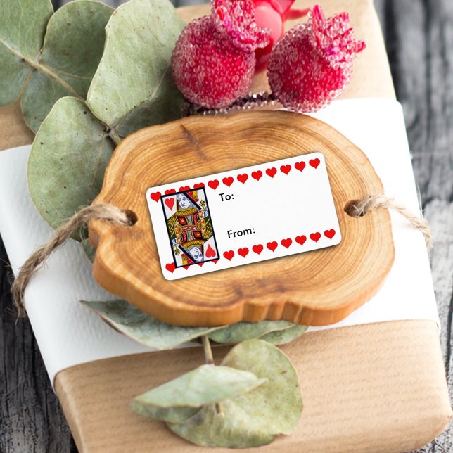 Vintage Verzierte Herzkönigin Adressaufkleber (Gift tag label of heart queen playing card with red hearts on white.)