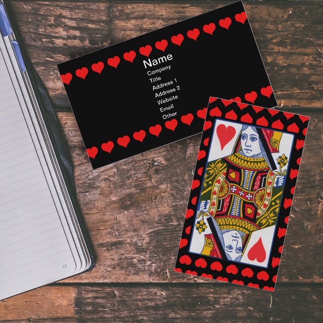Vintage Verzierte Herzkönigin Visitenkarte (Ornate heart queen on playing card red hearts on black business cards.)