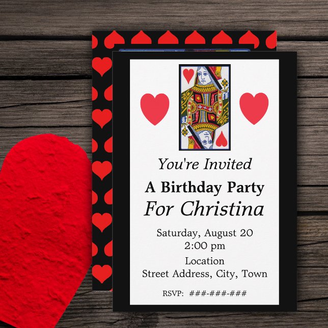 Vintage Verzierte Königin des Herzens Geburtstag Einladung (Birthday party invitations with ornate heart queen playing card and bright red hearts on black.)