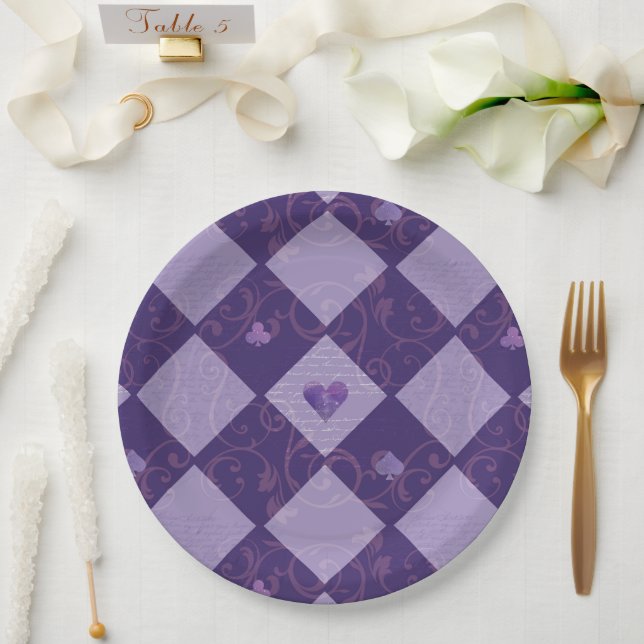Vintage Violet-Checkerboard & Playing-Card-Anzüge Pappteller (Hochzeit)