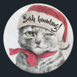 Vintage Wain Santa Hat Cat Runder Aufkleber<br><div class="desc">Ein lustiger Weihnachtsaufkleber für Katzenbesitzer, die keine großen Fans der Festsaison sind, mit einer wunderschönen Bleistiftzeichnung, die von einer peinlich aussehenden silbernen Katze des englischen Künstlers Louis Wain gezeigt wird. Ursprünglich in Schwarz und Weiß habe ich die widerwillig festlich grüne Augen der Katze gegeben, dem Nackenband der Katze einen roten...</div>