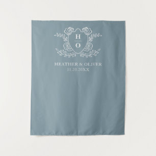 Vintage-Wappen mit floralem Monogramm in Staubblau Wandteppich