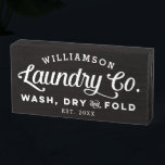 Vintage Wäsche waschen Trockenfalten Holzkisten Schild<br><div class="desc">Platzieren Sie dieses hübsche und freche personalisierte Holzschild auf ein Regal in Ihrem Waschraum und bringen Sie ein wenig von diesem Vintagen Bauernhaus-Ambiente in Ihre Wohngestaltung. Verwenden Sie die Optionen,  die Sie individuell anpassen können,  um durch Ändern der Schriftart und der Hintergrundfarbe eine solche zu erstellen.</div>