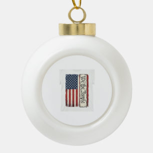 Vintage We the People Flag Patriotes Shirt Design_ Keramik Kugel-Ornament