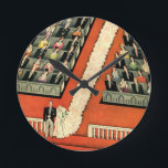 Vintage Wedding, Art Deco Bridge und Groom neu ver Runde Wanduhr<br><div class="desc">Vintage Illustration Liebe und Romantik Deko Design mit einem Ehepaar, das in einer Kirche mit den Gästen für die Ehezeremonie sitzt. Der Mann trägt einen formalen Smoking und die Frau trägt ein traditionelles weißes Kleid mit einem langen Schleier, der den Gang hinunter läuft. Das Brautkleid erinnert uns an die Opulenz...</div>