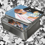 Vintage Wedding, Retro Bridge und Groom Kissing Puzzle<br><div class="desc">Leicht zu anpassen Puzzle, fügen Sie einfach Ihre eigene spezielle Nachricht! Vintage Illustration Liebe und Romantik mit einem Braut- und Bräutigkuss bei ihrer Hochzeitsfeier. Der Mann trägt einen Smoking und die Frau trägt ein traditionelles Hochzeitskleid mit Schleier und hält einen Strauß Blume. Die Neuvermählten küssen zuerst als Mann und Ehefrau!...</div>