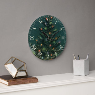 Vintage-Weihnachtsbaum bei Nacht mit Lichtern und  Große Wanduhr