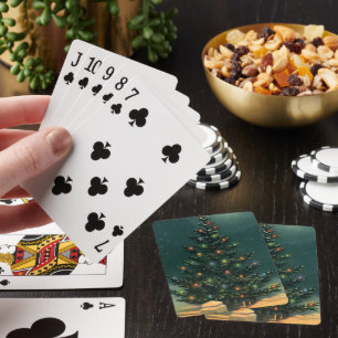 Vintage-Weihnachtsbaum bei Nacht mit Lichtern und Spielkarten
