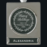 Vintage Weihnachtsfeiertage in Chalkboard Banner-Ornament Silber<br><div class="desc">Verteilen Sie Ihren Weihnachtsjubeln mit diesen festlichen Leckereien mit einem Vintagen Chalkboard-Stil mit einem Weihnachtskranz und der Saison Gruß "Happy Holidays" in einem kursiven Skript-Schriftart mit individualisierbarem Text für Ihren Namen und das Jahr.</div>
