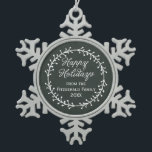 Vintage Weihnachtsfeiertage in Chalkboard Schneeflocken Zinn-Ornament<br><div class="desc">Verteilen Sie Ihren Weihnachtsjubeln mit diesen festlichen Leckereien mit einem Vintagen Chalkboard-Stil mit einem Weihnachtskranz und der Saison Gruß "Happy Holidays" in einem kursiven Skript-Schriftart mit individualisierbarem Text für Ihren Namen und das Jahr.</div>