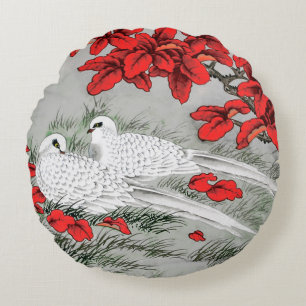 Vintage weiße Tauben und rote Blätter auf Grau / G Rundes Kissen