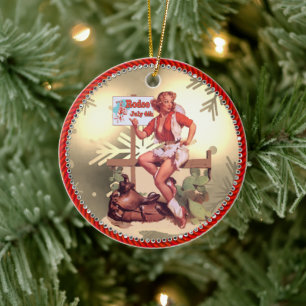 Vintage Western-Cowgirl auf einem Zaun mit Sattel Keramik Ornament
