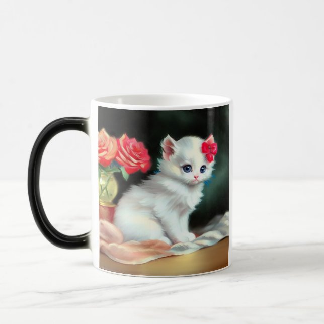 Vintage White Kitten Illustration mit roten Blume Verwandlungstasse (Links)