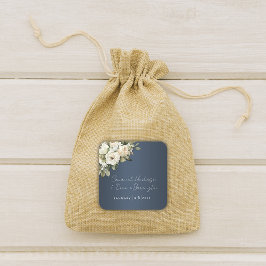 Vintage White Roses auf Dusty Blue Wedding Quadratischer Aufkleber