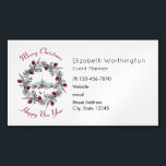 Vintage Winterkirchenszene mit Weihnachtskranz Magnetische Visitenkarte<br><div class="desc">Eine magnetische Visitenkarte mit einem digitalen Bild einer bemalten Abbildung einer roten Kirche und eines steilen Flusses. Ein heller Weihnachtsstar, der über der Decke leuchtet. Familien vor dem Haus, die für einen Gottesdienst anreisen. Winterschnee bedeckt den Boden und Erholungen auf niedlichen Buschkiefern. Ein rot-grauer Weihnachtskranz umgibt das Bild. Frohe Weihnachten...</div>