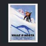 Vintage Wintersportarten Italienische Alpen Postkarte<br><div class="desc">Italienisches Reiseplakat für die Provinz Aosta in den italienischen Alpen. Zwei Mann und eine Frau, die in den Bergen an einem Skisprung jubeln, von denen der Schatten zu sehen ist. Das Aostatal (Italienisch: Aostatal (offiziell) oder Aostatal (gewöhnlich), Französisch: Aostatal (offiziell) oder Aostal (gewöhnlich), Arpitan: Val d'Outa) ist eine halbautonome Gebirgsregion...</div>