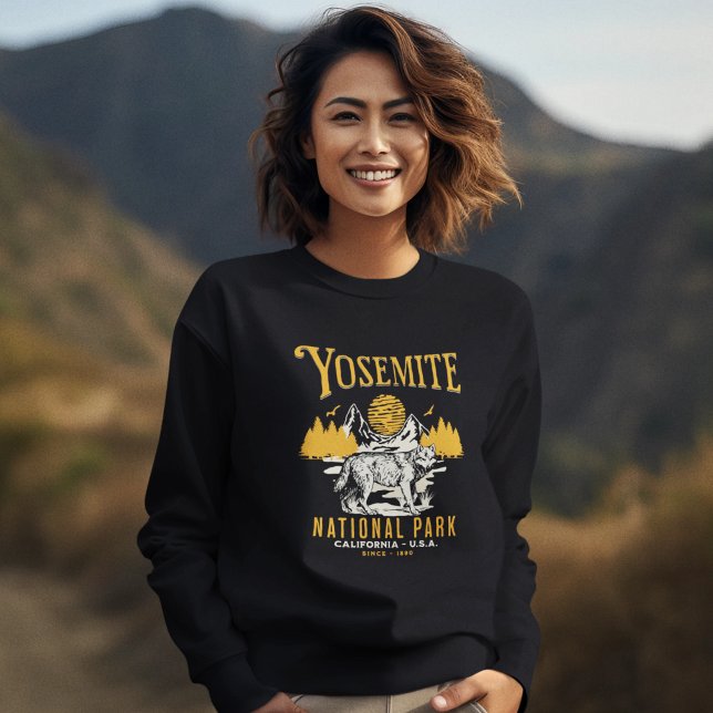Vintage Wolf in Yosemite Wilderness Sweatshirt (Von Creator hochgeladen)