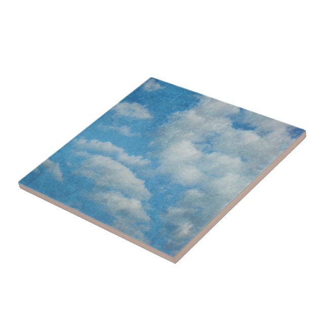 Vintage-Wolkenhintergrund mit abgenutzter Optik Fliese (Seite)