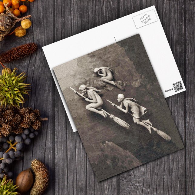 Vintagen drei Halloween-Hexen fliegende Brüder Postkarte (Three witches all in white flying on brooms on shades of brown postcard.)