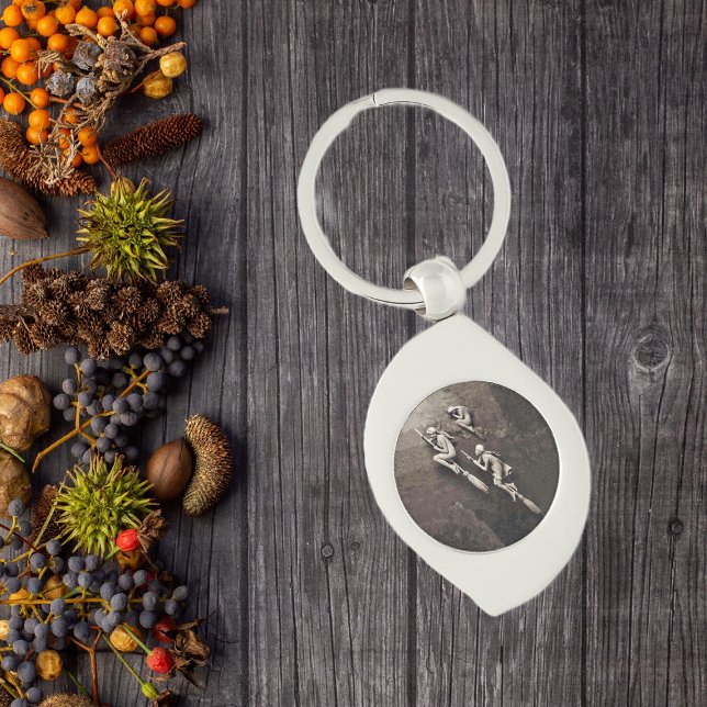 Vintagen drei Halloween-Hexen fliegende Brüder Schlüsselanhänger (Three pretty white witches flying on brooms on shades of brown silver keychain.)