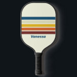 Vintagen fünf durch Strichen mit Namen Pickleball Schläger<br><div class="desc">Vintages Fünf-Kreuz-Striping mit Name Pickleball Paddle bringt dem Hof ein Gefühl zeitlosen Stils und spielerischer Energie, mit seinem kühnen Muster, das Rhythmus und Bewegung in jedem Schwung suggeriert. Das Design erinnert an den Charme des klassischen Sports und lässt gleichzeitig den persönlichen Ausdruck zu, sodass sich jede Kundgebung lebhaft und voller...</div>