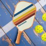Vintagen fünf Streifen mit Namen Pickleball Schläger<br><div class="desc">Treten Sie mit einer Nostalgie-Touch auf den Hof mit unseren Vintagen fünf Streifen mit Name Pickleball Paddle. Dieses Paddel erinnert an klassische Retro-Designs und zeichnet sich durch fünf verschiedene Streifen in Vintag inspirierten Farbtönen aus, die Ihrem Spiel einen zeitlosen Charme verleihen. Personalisieren Sie es mit Ihrem Namen für eine einzigartige...</div>