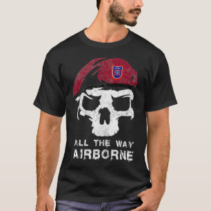 Vintager 82. Gesamter Weg Skull Maroon Beret T-Shirt