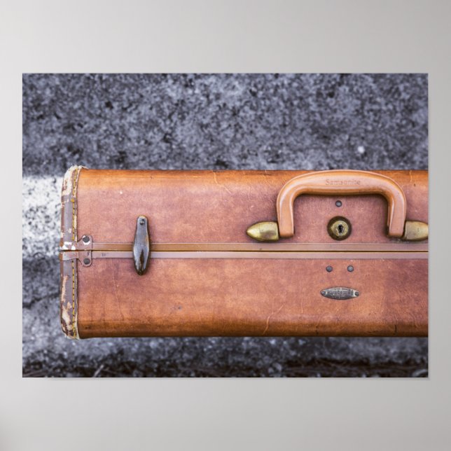 Vintager, abgetragener Koffer auf der Straßenseite Poster (Vorne)
