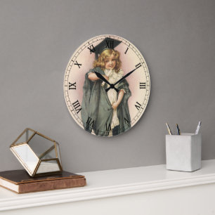 Vintager Abschluss, Mädchen mit einer Kappe und ei Große Wanduhr