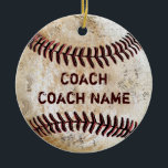 Vintager Baseball Coach Geschenke PERSONALISIERTES Keramik Ornament<br><div class="desc">Billig und dennoch sehr Coole Vintage Baseball Coach Geschenke, PERSONALISIERTE Ornamente mit dem Namen Ihres Trainers auf der Vorderseite und die Team- oder Schulanfänger und JAHR auf der Rückseite oder Ihrem TEXT oder löschen Sie es. Rufen Sie uns an oder rufen Sie Linda für HELP oder Änderungen an einem unserer...</div>