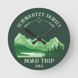 Vintager Berg Sonnenuntergang Außensee Retreat Grü Runde Wanduhr