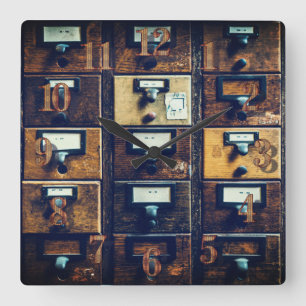 Vintager Bibliothekskartenkatalog Quadratische Wanduhr