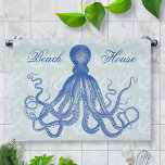 Vintager Blauer Oktopus mit Ankern Personalisiert Küchentuch<br><div class="desc">Dieser wunderschöne antike Oktopus, der* aus dem 19. Jahrhundert zeichne, wurde in Blau aufgefärbt und auf einem hübschen grau-blauen, bedrückten/grunen Hintergrund mit einem schwachen Ankermuster platziert. Das Ergebnis ist ein originelles Collage-Design, das zu Ihrem Thema Wassersport und Strand passt. Der Viktorianische Oktopus hat viele hüpfende Tentakel. Der Text "Beach House"...</div>