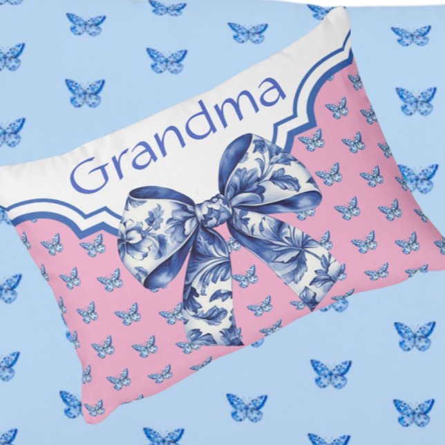 Vintager Blauer Schmetterling Bow Personalisiert L Dekokissen (Charming blue whit chinoiserie on pink background. Personalize it!)