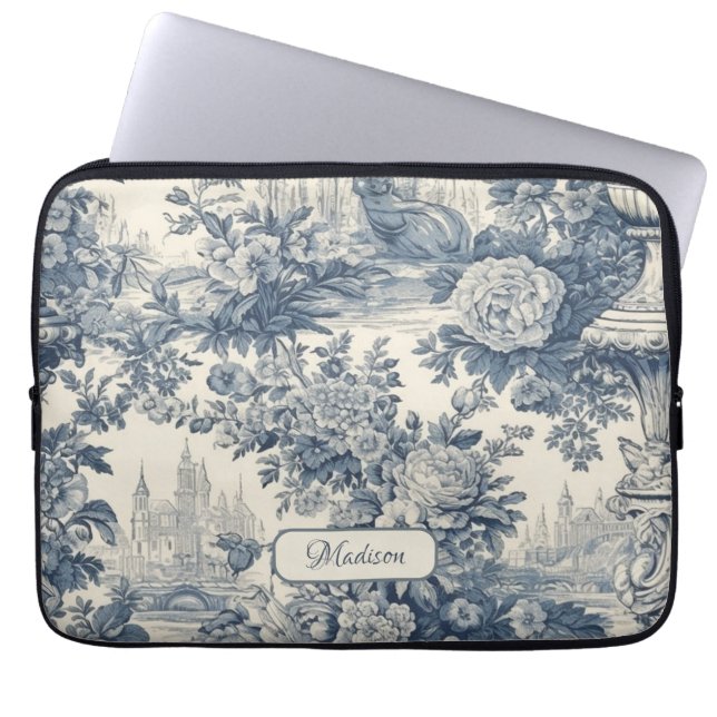 Vintager Blumenchic Blue Toile de jouy Monogram Laptopschutzhülle (Vorderseite)