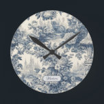 Vintager Blumenchic Blue Toile de jouy Monogram Runde Wanduhr<br><div class="desc">Elegante Vintag Blue Toile de jouy Monogramm Wanduhren. Schönes nahtloses Toile de jouy Muster Blau auf weißem Hintergrund. Die Toilabdrücke sind ein Alltagswut, ein elegantes und verziertes Vintages Jouy mit exotischen Damast-Mustern, einem lustigen Stil, der derzeit für Wohngestaltung, Kleidung, Handy und IPad Hüllen, Einladungen und vieles mehr anzieht. Das Design...</div>
