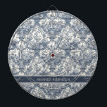Vintager Blumendamast Blauer Toile de jouy Monogra Dartscheibe<br><div class="desc">Elegantes Vintages Blue Toile de jouy Monogramm Dartboard. Schönes nahtloses Toile de jouy Muster Blau auf weißem Hintergrund. Die Toilabdrücke sind ein Alltagswut, ein elegantes und verziertes Vintages Jouy mit exotischen Damast-Mustern, einem lustigen Stil, der derzeit für Wohngestaltung, Kleidung, Handy und IPad Hüllen, Einladungen und vieles mehr anzieht. Das Design...</div>