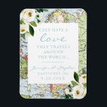 Vintager Blumenübersicht Liebe Magnet<br><div class="desc">Eine bezaubernde Vintage Landkarte mit weißen Blume und einer romantischen "Liebe reist the world" Zitat auf einem Kühlschrankmagnet, der als Hochzeit in Urlaubsort- oder Reisethema Save the Date oder Gastgeschenk Hochzeit funktioniert, perfekt für ein Ehepaar, das die Welt gemeinsam zum Arbeiten oder zum Spaß bereist hat, eine Hochzeit im Ausland...</div>