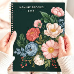 Vintager botanischer Individuelle Name Planer<br><div class="desc">Dieses atemberaubende Design besticht durch eine Vintag inspirierte botanische Anordnung mit lebhaften Blüten in Rosa-, Blau- und Cremetönen vor einem reichen grünen Hintergrund. Personalisiert mit einem individuelle Name und dem Jahr 2025 bringt es zeitlose Eleganz in den Alltag. Ideal für Naturliebhaber, Gärtner oder alle, die die klassische Blumenkunst schätzen. Eine...</div>