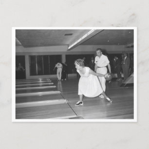 Vintager Bowling für alle Frauen in weißem Kleid Postkarte