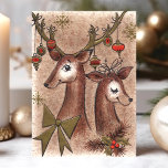 Vintager Buck und Doe Dee Weihnachten<br><div class="desc">Vintage Buck and Doe Deer Weihnachtskarte. Dieses Design ist mit einem Buck und einem Taubenhirsch ausgestattet,  dessen Weihnachtsschmuck von ihren Antlers hängt. Was für eine schöne Retro-Urlaubsszene! Personalisieren Sie dieses maßgeschneiderte Design mit Ihrem eigenen Gruß.</div>