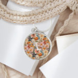 Vintager Burnt Orange Floral Monogram Schlüsselanh Schlüsselanhänger<br><div class="desc">Vintage Burnt Orange Floral Monogram Schlüsselanhänger perfekt zum Genken an Freunde oder Familie! Diese haben ein skurriles Imitat bestickt Blume Muster.</div>
