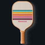 Vintager Candy-Regenbogen über Streifen mit Namen Pickleball Schläger<br><div class="desc">Vintager Candy Rainbow Across Striping mit Name Pickleball Paddle strahlt fröhliche Energie und verspielten Charme aus und verbindet helle, süße Farbtöne, die Bewegung und Rhythmus auf dem Platz nahe legen. Sein lebendiges Design bringt Persönlichkeit und Flair in jede Kundgebung und verwandelt jedes Spiel in einen lebendigen Ausdruck der Individualität. Ideal...</div>