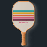 Vintager Candy-Regenbogen über Streifen mit Namen Pickleball Schläger<br><div class="desc">Vintager Candy Rainbow Across Striping mit Name Pickleball Paddle strahlt fröhliche Energie und verspielten Charme aus und verbindet helle, süße Farbtöne, die Bewegung und Rhythmus auf dem Platz nahe legen. Sein lebendiges Design bringt Persönlichkeit und Flair in jede Kundgebung und verwandelt jedes Spiel in einen lebendigen Ausdruck der Individualität. Ideal...</div>