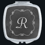 Vintager Chalkboard Look Monogram Compact Mirror Taschenspiegel<br><div class="desc">Schick Vintager Spiegelspiegel,  mit Vintagem,  weißem Rahmen,  auf einem Kalkbrett mit grauem Hintergrund.  Personalisieren Sie das weiße Monogramm mit einem Buchstaben,  in der Mitte,  für sich selbst oder als schöne Geschenkidee.  Die perfekte Brautjungfrau.</div>
