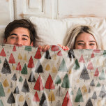 Vintager Charme: Weihnachtsbaummuster Fleecedecke<br><div class="desc">Verwöhnen Sie Ihre Urlaubsgeschenke in zeitloser Eleganz mit unserer "Vintagen Charm"-Decke, die mit nostalgischen Motiven inspiriert ist. Auf einem rustikalen Papierboden zieren zauberhafte Linienzeichnungen von Weihnachtsbäumen in Gelb, Grün, Rot und Schwarz die Oberfläche elegant. Jeder Baum strahlt Einfachheit und Charme aus und erinnert an Erinnerungen von Feiertagen, während Sie Ihre...</div>