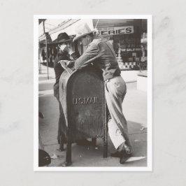 Vintager Cowboy, der sich auf dem Briefkasten auf Postkarte