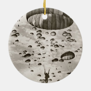 Vintager Fallschirmjäger im Himmel Keramikornament