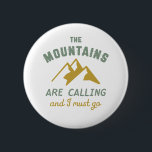 Vintager Felsvorsprung an den Bergen ruft Button<br><div class="desc">Inspiration für diejenigen,  die Liebe,  Berge,  Bergsteigen,  Wandern oder Klettern im Innenbereich zu erklimmen. Coole motivierend Ware für Kletterer,  Wanderer und alle Outdoorsmenschen. Ideal für diejenigen,  die Liebe Abenteuer,  Outdoor-Aktivitäten in der Wildnis. Großes Weihnachtsgeschenk und Geburtstagsgeschenk für Großvater,  Vater,  Vater,  Ehemann,  Freund,  Onkel,  Freunde und Kollegen.</div>
